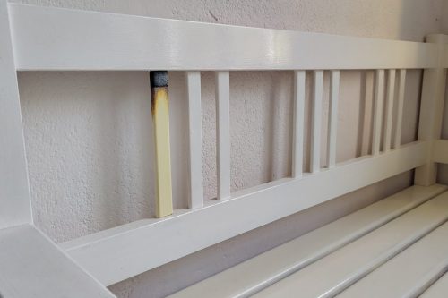 Bank mit Streichholz