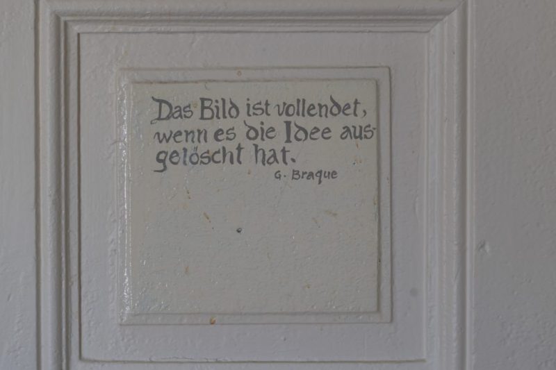 Eine der Türfüllungen in der Künstlerresidenz mit einem Zitat von George Braque