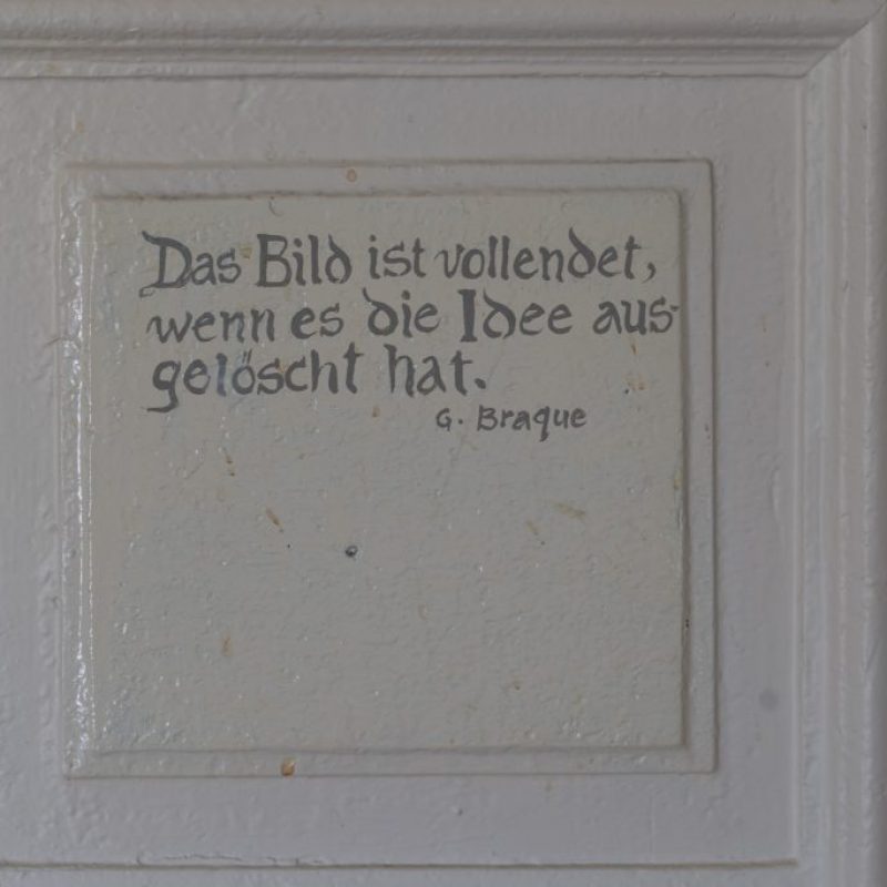 Türfüllung in der Künstlerresidenz Klein-Mariazell, bemalt von Michael Smidt mit einem Zitat von George Braque Türfüllung in der Künstlerresidenz Klein-Mariazell, bemalt von Michael Smidt mit einem Zitat von George Braque