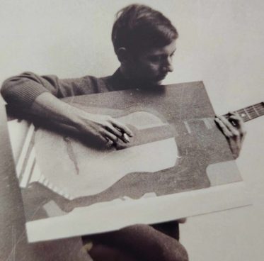Michael Smidt mit seinem Bild „Die Gitarre“ von 1968