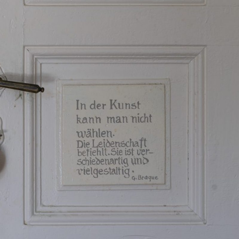Türfüllung in der Künstlerresidenz Klein-Mariazell, bemalt von Michael Smidt mit einem Zitat von George Braque Türfüllung in der Künstlerresidenz Klein-Mariazell, bemalt von Michael Smidt mit einem Zitat von George Braque