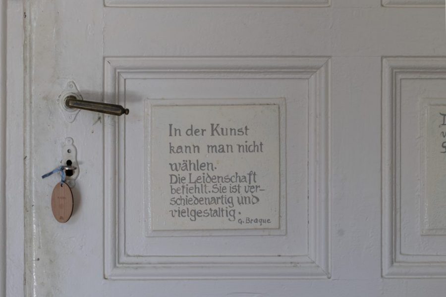 Türfüllung in der Künstlerresidenz Klein-Mariazell, bemalt von Michael Smidt mit einem Zitat von George Braque